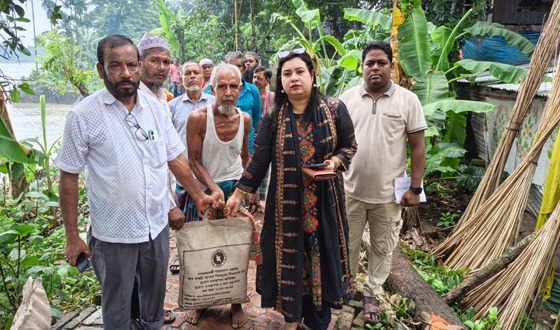 বাবুগঞ্জে আড়িয়াল খাঁ নদীর ভয়াবহ ভাঙন, ক্ষতিগ্রস্তদের পাশে ইউএনও