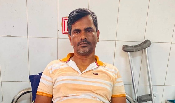 মানবতার সেবায় আমজাদ হোসেনের চিকিৎসার দায়িত্ব নিল হারুন মোল্লা ফাউন্ডেশন