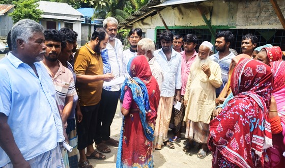 বাবুগঞ্জে নৌকায় ভাসমান বেদে জেলেদের তথ্য হালনাগাদ কার্যক্রম শুরু