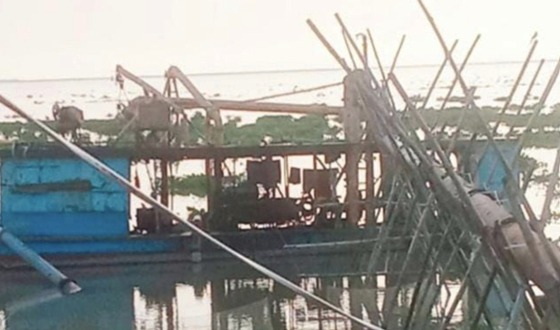 ঈশ্বরদীতে রাতের আঁধারে পদ্মা নদী থেকে জামায়াত নেতাদের অবৈধ ভাবে বালু উত্তোলন