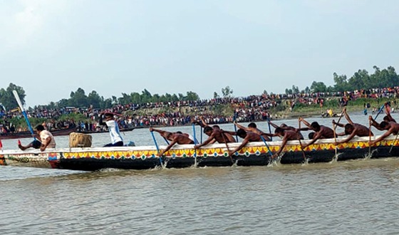 জামালপুরে বাংলার ঐতিহ্যে নৌকা বাইচ অনুষ্ঠিত