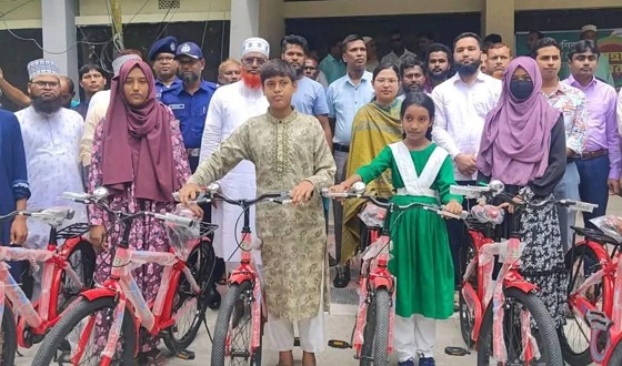শিক্ষার্থীদের হাতে বাইসাইকেল,স্বপ্নের পথে এগিয়ে চলার নতুন প্রেরণা