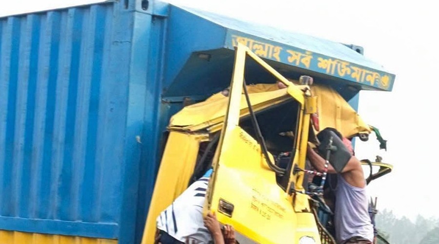 স্বামীর চোখের সামনেই ট্রাকের চাকায় পিষ্ট হয়ে স্ত্রী-কন্যার মৃত্যু