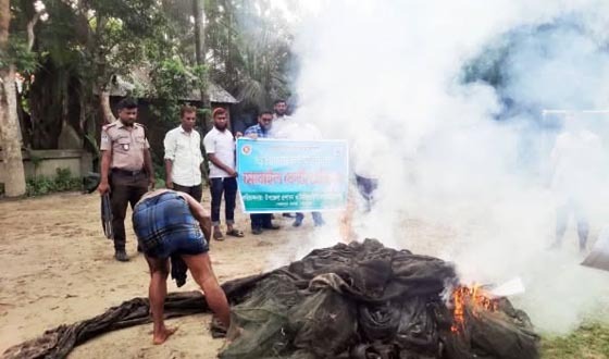শেরপুরে নিষিদ্ধ চায়না দুয়ারী ও রিং জাল ধ্বংস