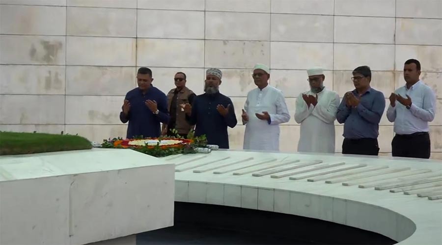 শপথের আগে জিয়াউর রহমান ও খালেদা জিয়ার সমাধিতে মির্জা ফখরুলের শ্রদ্ধা