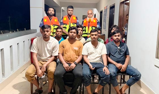 সুন্দরবনে ট্রলার ডুবি ৯ পর্যটককে উদ্ধার করলো নৌ পুলিশ