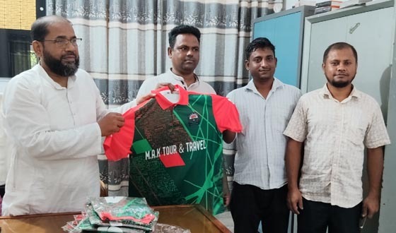 কেএইচকে ইউনাইটেড বহুমুখী উচ্চ বিদ্যালয়ে জার্সি প্রদান