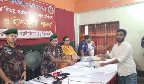 সীমান্তে অস্ত্র নয়, জীবিকার প্রশিক্ষণ দিচ্ছে বিজিবি