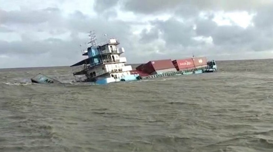 বাংলাদেশিসহ ২৪ নাবিক নিয়ে ওড়িশা উপকূলে কার্গো জাহাজ ডুবি