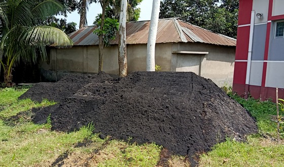 মহাদেবপুরে স্কুল মাঠ ভরাট করা হচ্ছে বয়লারের গরম ছাঁই দিয়ে