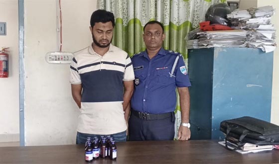 দৌলতপুরে ভারতীয় নিষিদ্ধ এসকুপ সিরাপসহ যুবক আটক