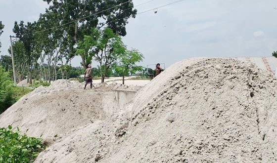 শৈলকুপায় চাকদা ব্রিজে বালু ভরাট করে জায়গা দখলের পায়তারা