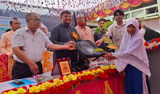 পাঁচবিবিতে শিক্ষার্থীদের শিক্ষা উপকরণ ও বৃক্ষের চারা বিতরণ