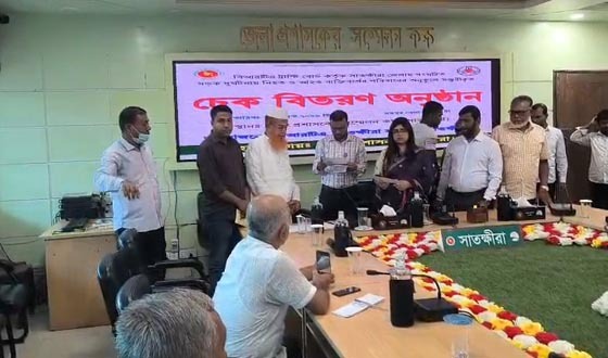 সড়ক দুর্ঘটনায় নিহত ও আহত পরিবার পেল ৯৭ লাখ টাকার চেক
