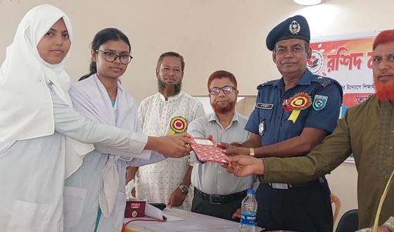 নাগেশ্বরীতে কুইজ প্রতিযোগিতার পুরস্কার ও গাছের চারা বিতরণ