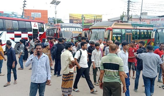 ১০ ঘণ্টা পর বরিশালে বাস চলাচল স্বাভাবিক, অবরোধে ভোগান্তি