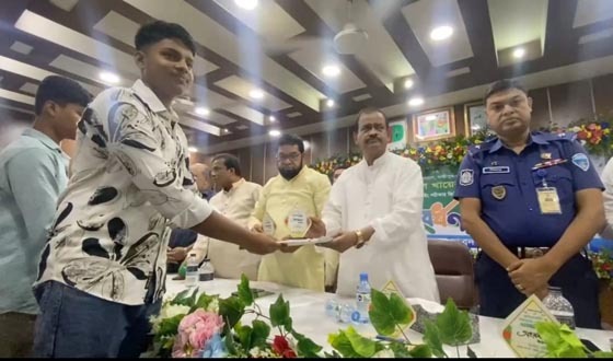 লক্ষ্ণীপুরে মেধাবীদের সংবর্ধনা, মাদক বিরোধী শপথ