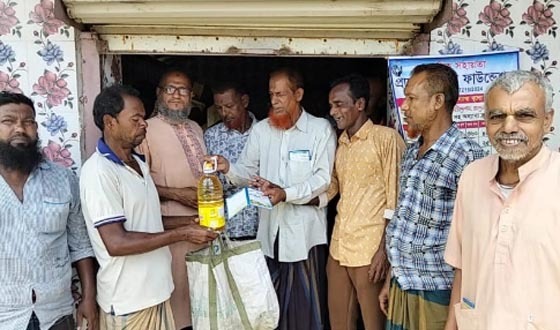 আশাশুনিতে নিম্নআয়ের মানুষের মাঝে নিত্যপ্রয়োজনীয় পণ্য বিতরণ