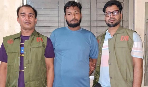 কুমিল্লায় সাংবাদিকের ওপর হামলা করা সেই যুবক গ্রেফতার