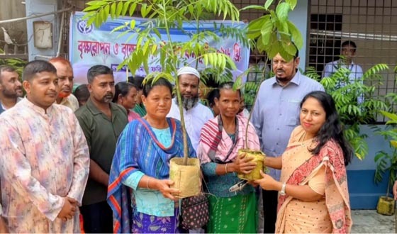 শেরপুরে ক্ষুদ্র নৃগোষ্ঠীদের মাঝে গাছের চারা বিতরণ