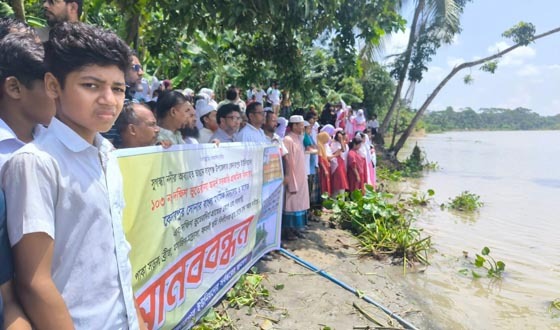 শিক্ষাপ্রতিষ্ঠান বাঁচাতে মানববন্ধনে শত শত শিক্ষার্থ