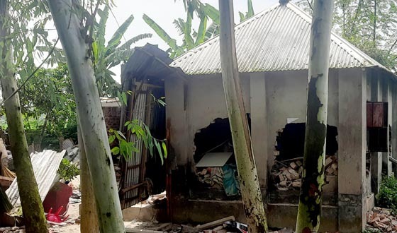 সৈয়দপুরে রাতের গভীরে বাড়িতে হামলা-লুটপাট