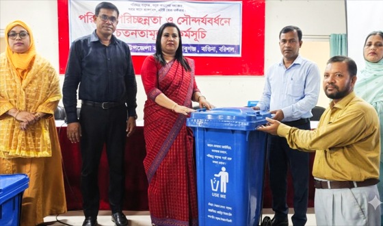 পরিচ্ছন্ন বাবুগঞ্জ গড়তে ১৩৪ প্রাথমিক বিদ্যালয়ে ডাস্টবিন বিতরণ