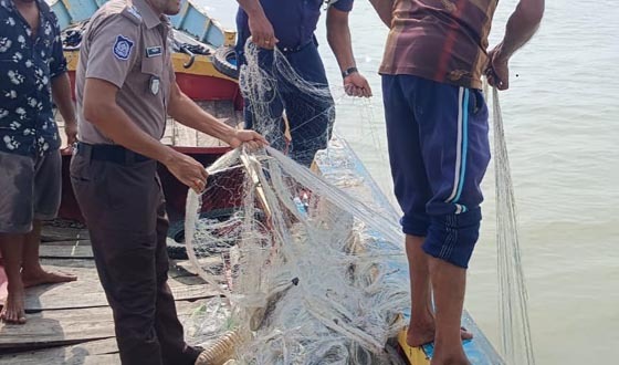 কাউখালীতে কঁচা নদীতে নৌ পুলিশের অভিযান, কারেন্ট জাল জব্দ