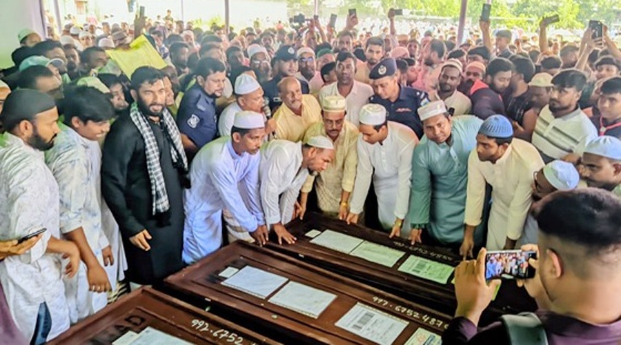 সৌদিতে অগ্নিকান্ডে মারা যাওয়া নওগাঁর ৭ জনের জানাজা সম্পন্ন