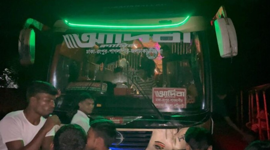 নারী শ্রমিককে শ্লীলতাহানি: নীলফামারীতে ‘আদিবা পরিবহনকে আটকে বিক্ষোভ