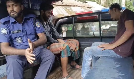 নাজিরপুরে জনতার হাতে দুই ডাকাত আটক, অস্ত্রসহ পুলিশে সোপর্দ
