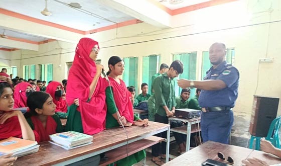 দেবহাটায় শিক্ষার্থীদের সামাজিক সচেতনতাবোধে ওসির মতবিনিময়