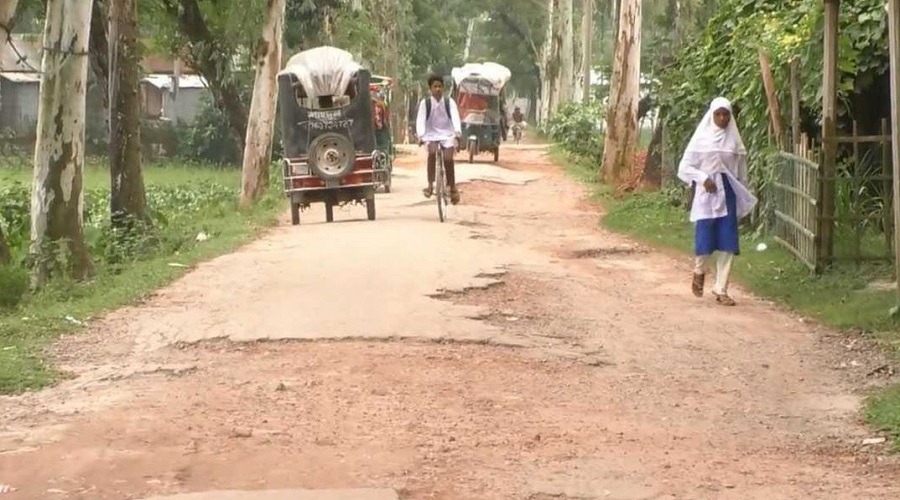 গ্রামীণ জনপদের মানুষের দুর্ভোগ কমাতে সড়ক সংস্কার ও রক্ষণাবেক্ষণের উদ্যোগ