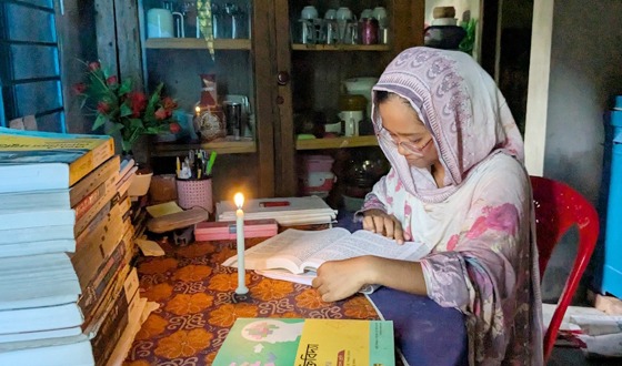 মাদারীপুরে অন্ধকার ঘরে আলোর স্বপ্ন: শিবচরের অদম্য উম্মে হানির আকূতি