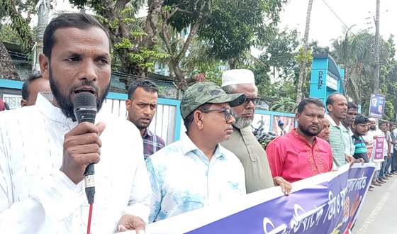 কিশোরগঞ্জে পোল্ট্রি খাতে ন্যায্য মূল্যের দাবিতে মানববন্ধন