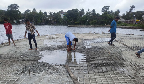 ঢালাইয়ের সময় দেবে যাওয়ায় আমতলী পৌরসভা লেকের সৌন্দর্যবর্ধন  কাজ বন্ধ
