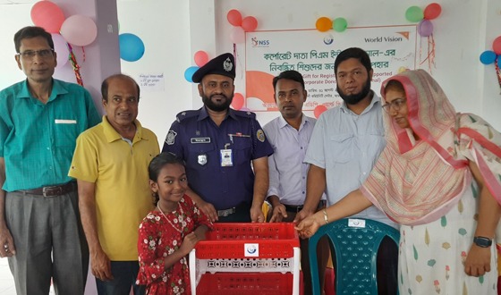 আমতলীতে ৭৪১ শিশুকে বই-খাতা রাখার র‌্যাক ও চেয়ার উপহার