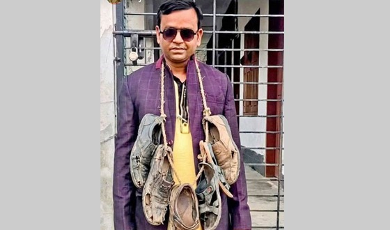 কালীগঞ্জে ছবিতে জুতার মালা থানায় জিডি