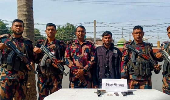 দৌলতপুর সীমান্তে অস্ত্র ও গুলিসহ আটক ১