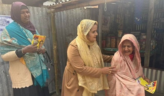 পাবনা-৩ আসনে নারী ভোটারদের দ্বারে নেতাকর্মীরা