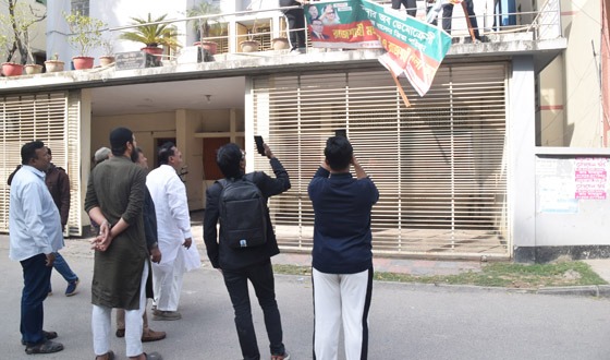 রাজশাহীতে বাড়ি দখলের চেষ্টা, উচ্ছেদ করলেন মিনু