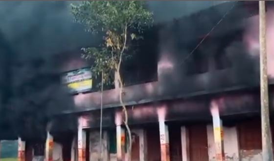 সেনবাগে দুবৃত্তের আগুনে প্রাথমিক বিদ্যালয় পড়ে ছাঁই