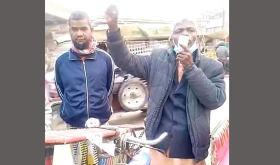 বাইসাইকেলে ঢেঁকি বেঁধে এমপি প্রার্থীর একক প্রচারণা