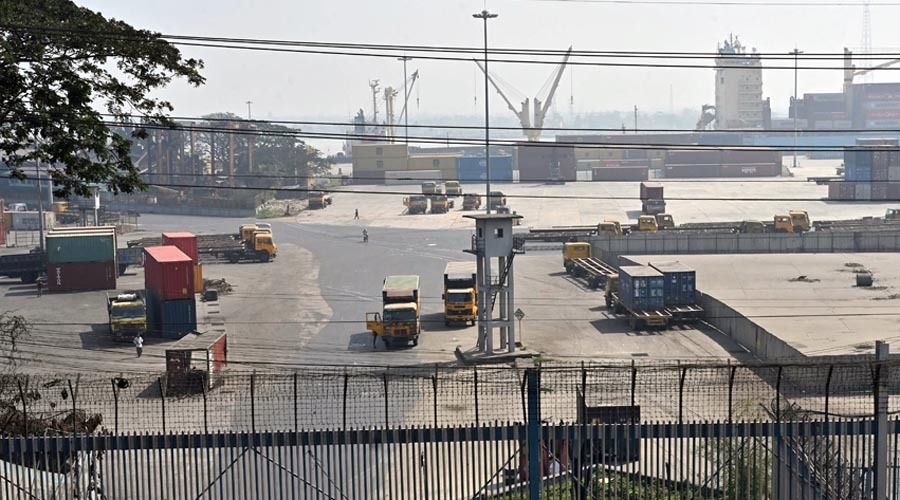 লাগাতার কর্মবিরতিতে অচল চট্টগ্রাম বন্দর,  বাড়ছে উদ্বেগ