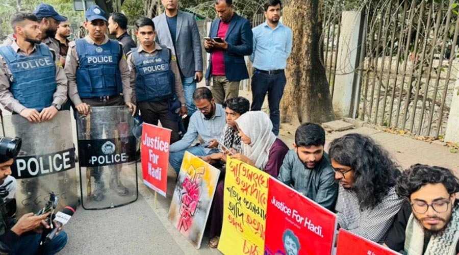 হাদি হত্যার বিচারের দাবিতে প্রধান উপদেষ্টার বাসভবনের সামনে ইনকিলাব মঞ্চের অবস্থান