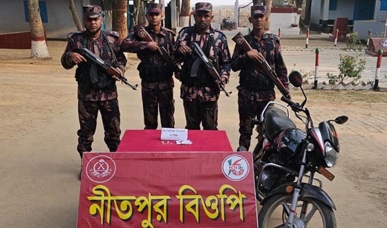 ভারতীয় ট্যাপেন্টাডল ট্যাবলেট ও গাজাসহ মোটরসাইকেল আটক