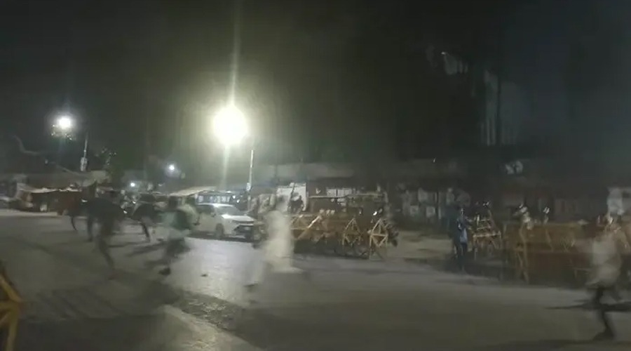 রণক্ষেত্র শাহবাগ, পুলিশের লাঠিচার্জ-সাউন্ড গ্রেনেড নিক্ষেপ