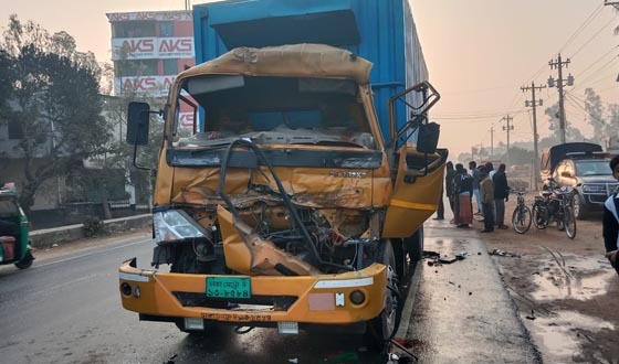 ঘোড়াঘাটে দাঁড়িয়ে থাকা ট্রাকের পেছনে ধাক্কায় নিহত ১, আহত চালক