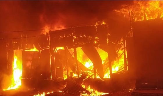 মনপুরায় অগ্নিকাণ্ডে ৪টি দোকান ও ২টি গোডাউন পুড়ে ছাই