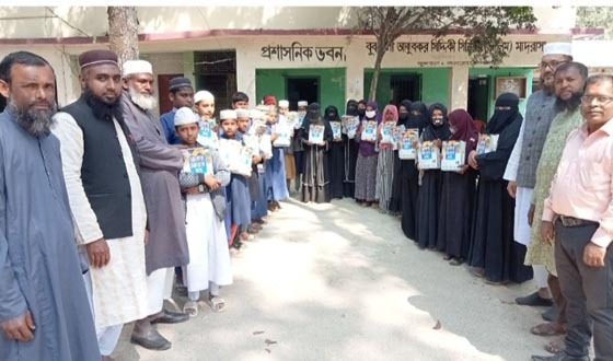 বই পড়ার প্রতি মনোযোগি হতে বই উপহার দিলেন আহসান কবির